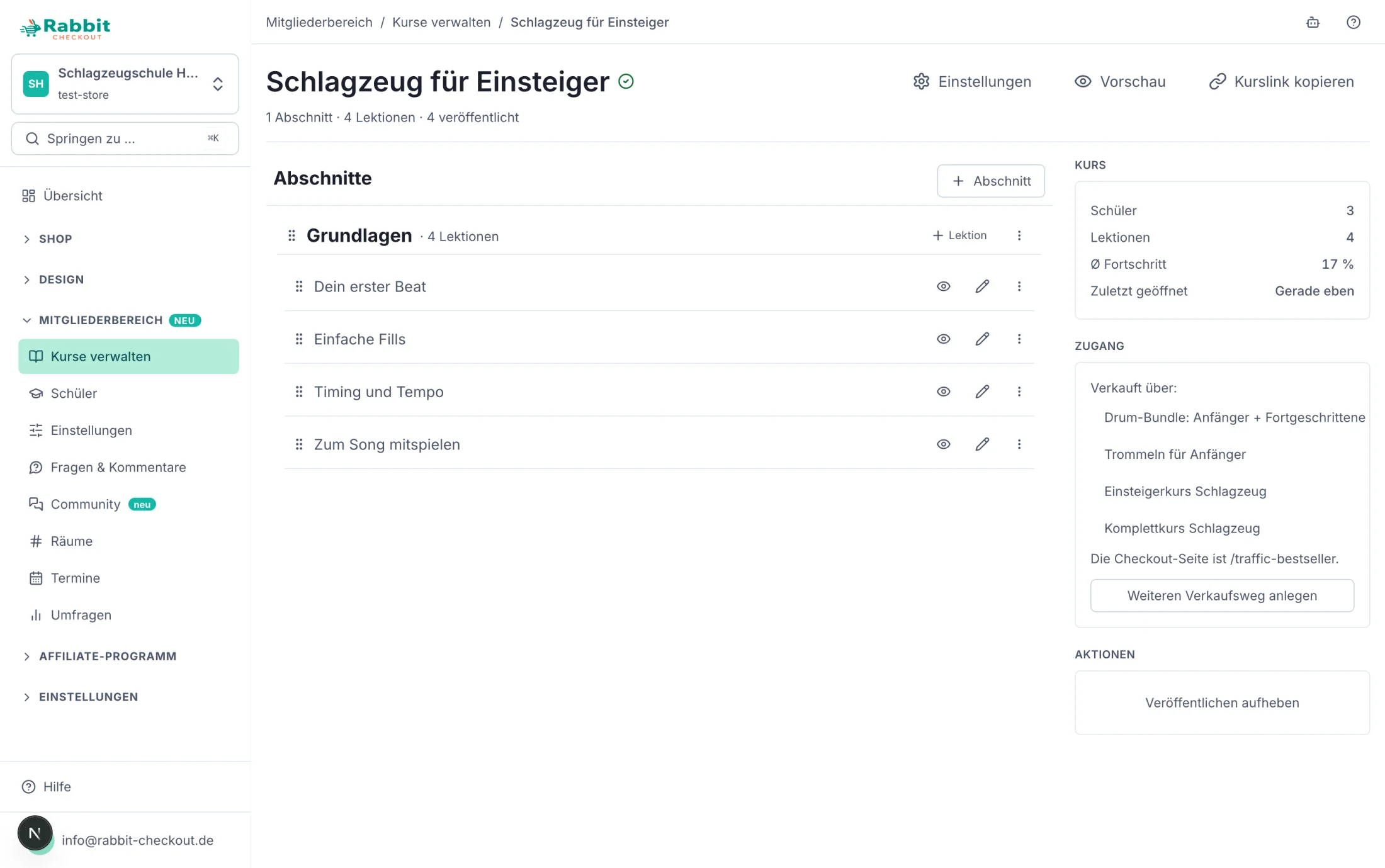 Kurseditor im Dashboard: der Kurs „Schlagzeug für Einsteiger“ mit der Zeile „1 Abschnitt · 4 Lektionen · 4 veröffentlicht“, dem Abschnitt „Grundlagen“ und vier Lektionen zum Verschieben, rechts die Kennzahlen Schüler, Lektionen, Ø Fortschritt und zuletzt geöffnet sowie der Kasten „Zugang“ mit den Produkten, über die der Kurs verkauft wird