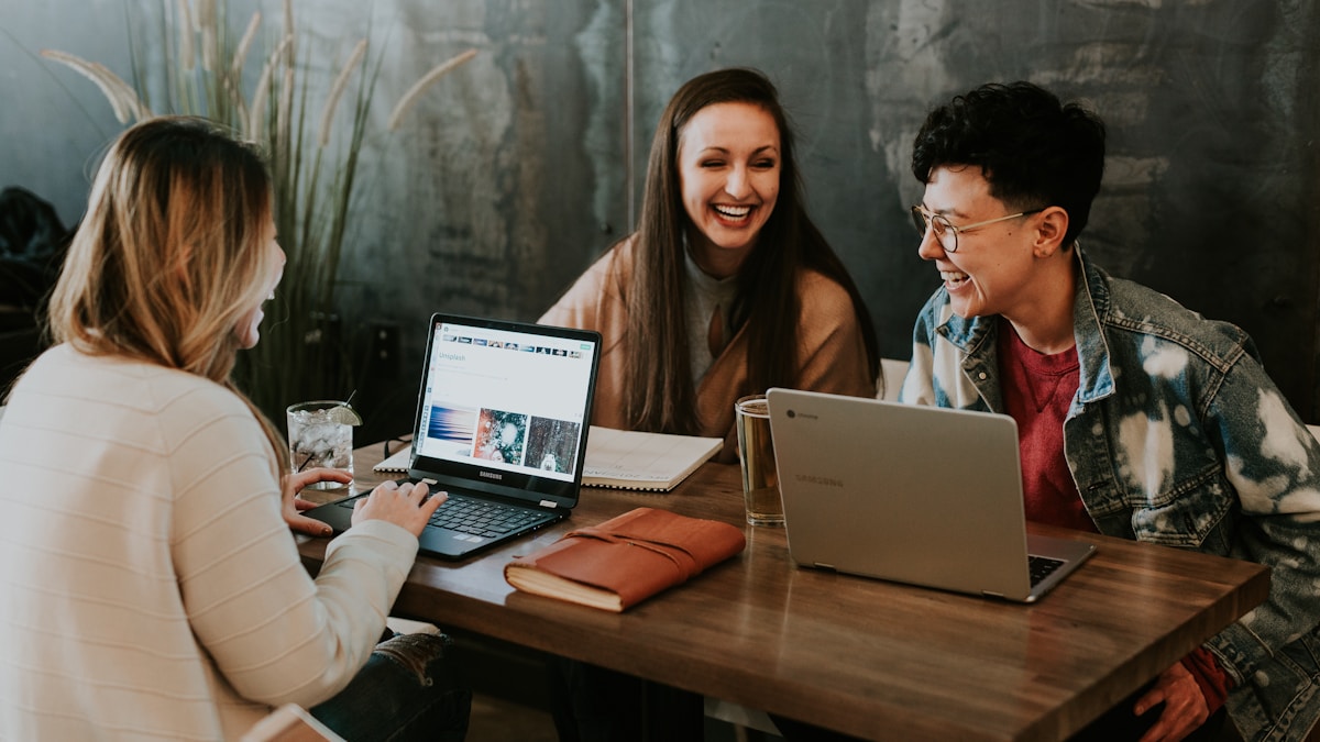 Team arbeitet gemeinsam an einem Laptop – Affiliate-Programm aufbauen