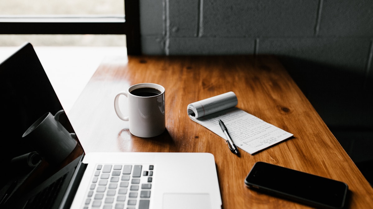 B2B digitale Produkte verkaufen: zwei Personen beim Vertragsabschluss am Laptop