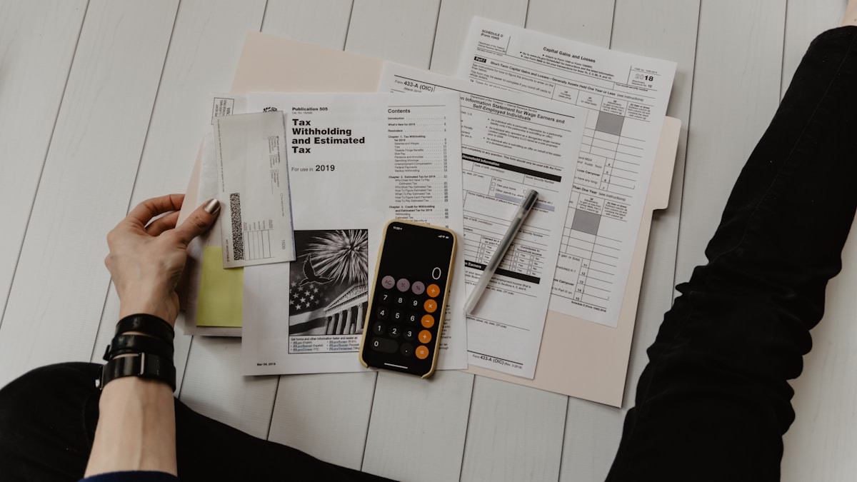Digistore24 Kosten: Taschenrechner und Geldscheine