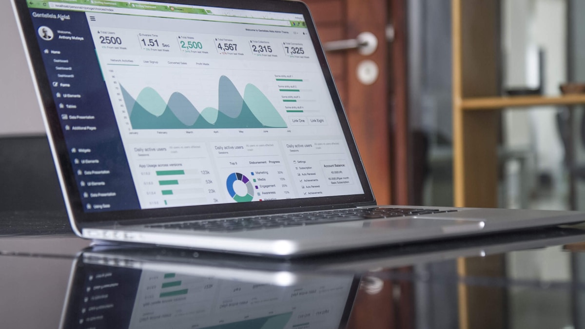 Kleinunternehmer digitale Produkte verkaufen: Dashboard und Analytics