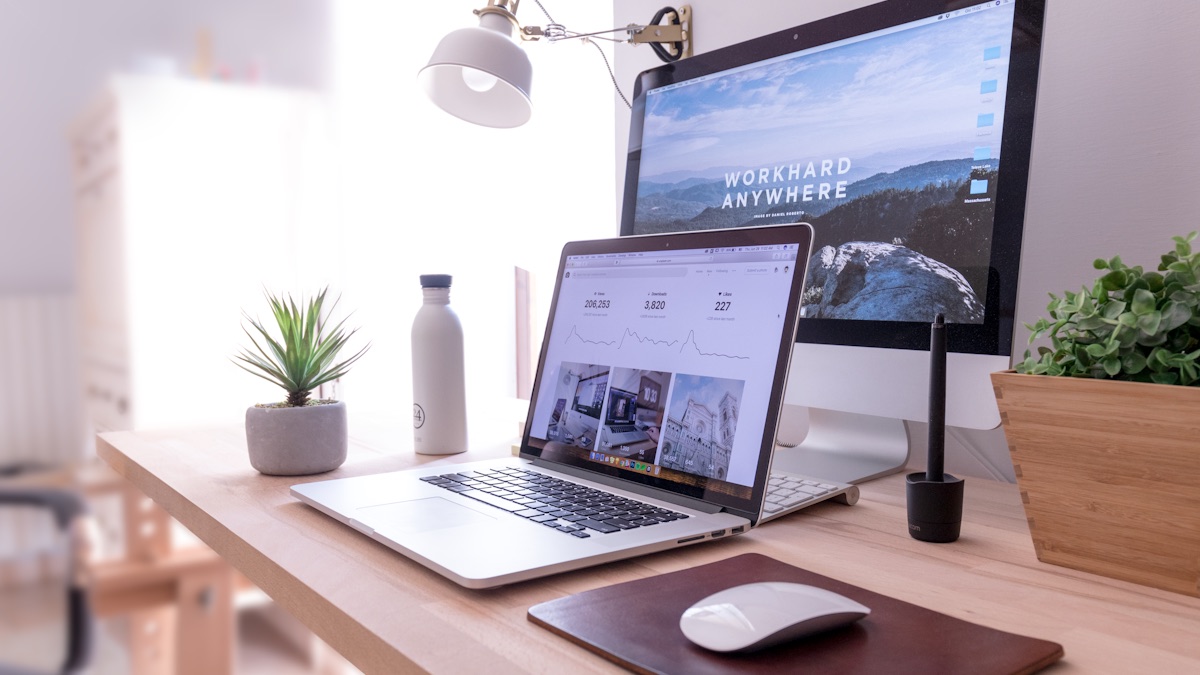 Laptop auf Schreibtisch &ndash; digitales Business aufbauen als Coach