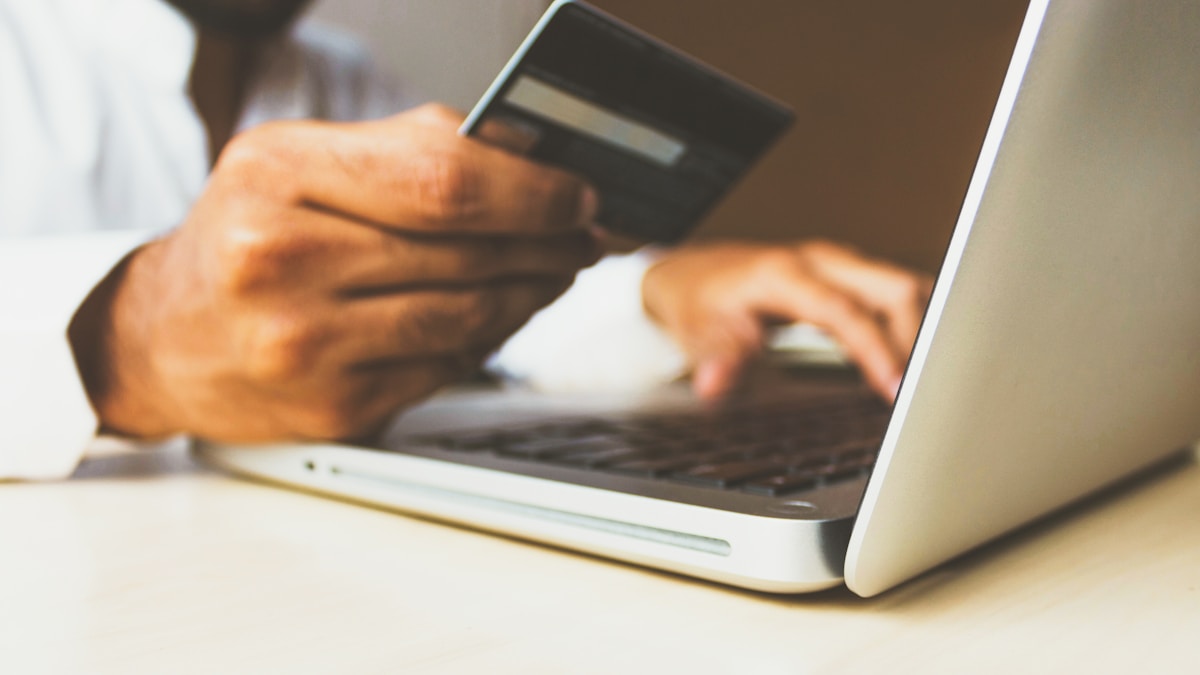 Stripe vs. PayPal: Kartenzahlung am Checkout-Terminal
