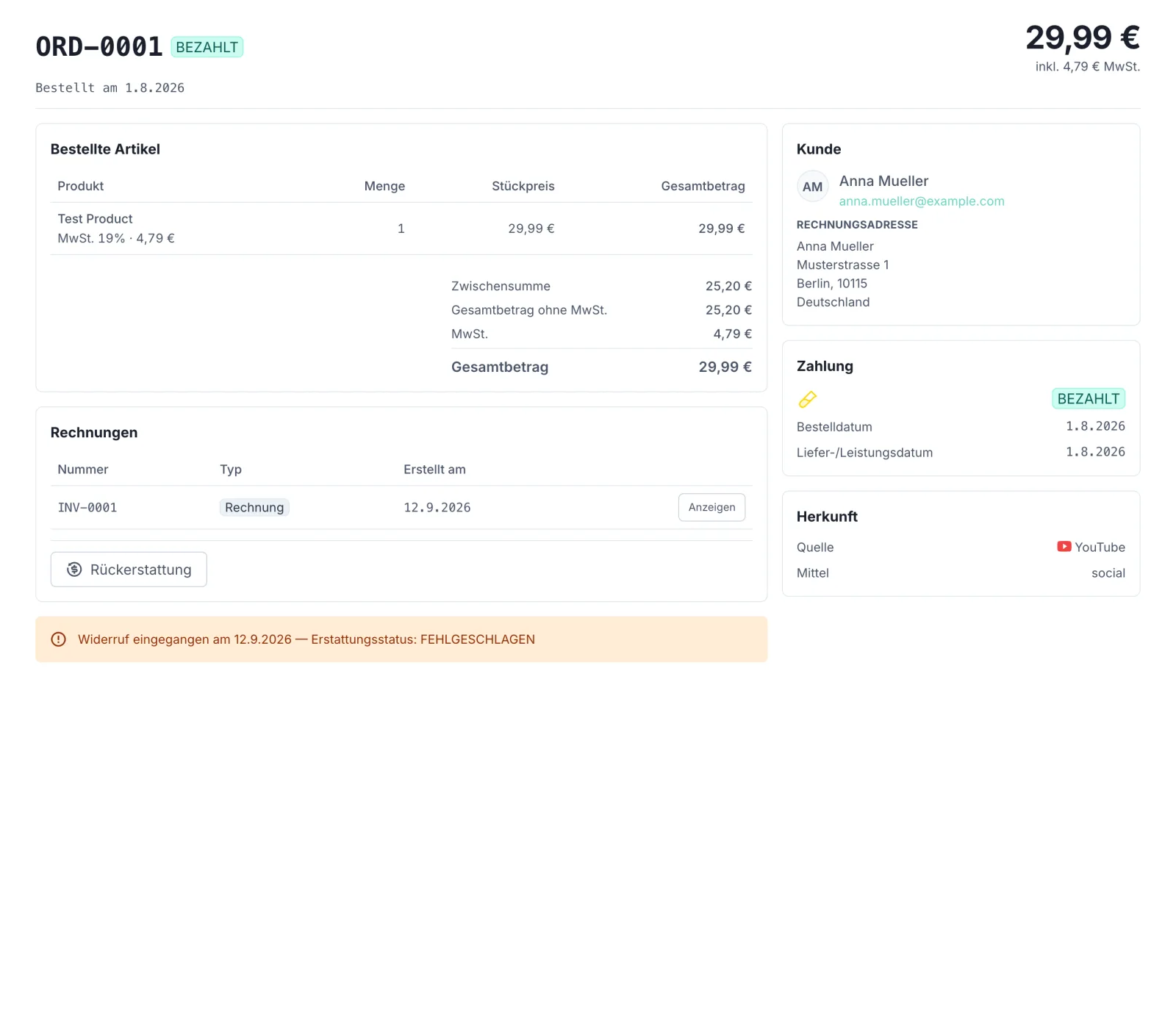 Detailansicht der Bestellung ORD-0001 mit Bestell- und Lieferdatum, dem Zahlungsanbieter-Status BEZAHLT, Kundenkontakt und Rechnungsadresse, der Tabelle „Bestellte Artikel“ mit Menge, Stückpreis und Gesamtbetrag samt Steueraufschlüsselung (Zwischensumme, Gesamtbetrag ohne MwSt., MwSt., Gesamtbetrag), der Rechnungsliste mit INV-0001 und einem orangen Hinweis „Widerruf eingegangen“.