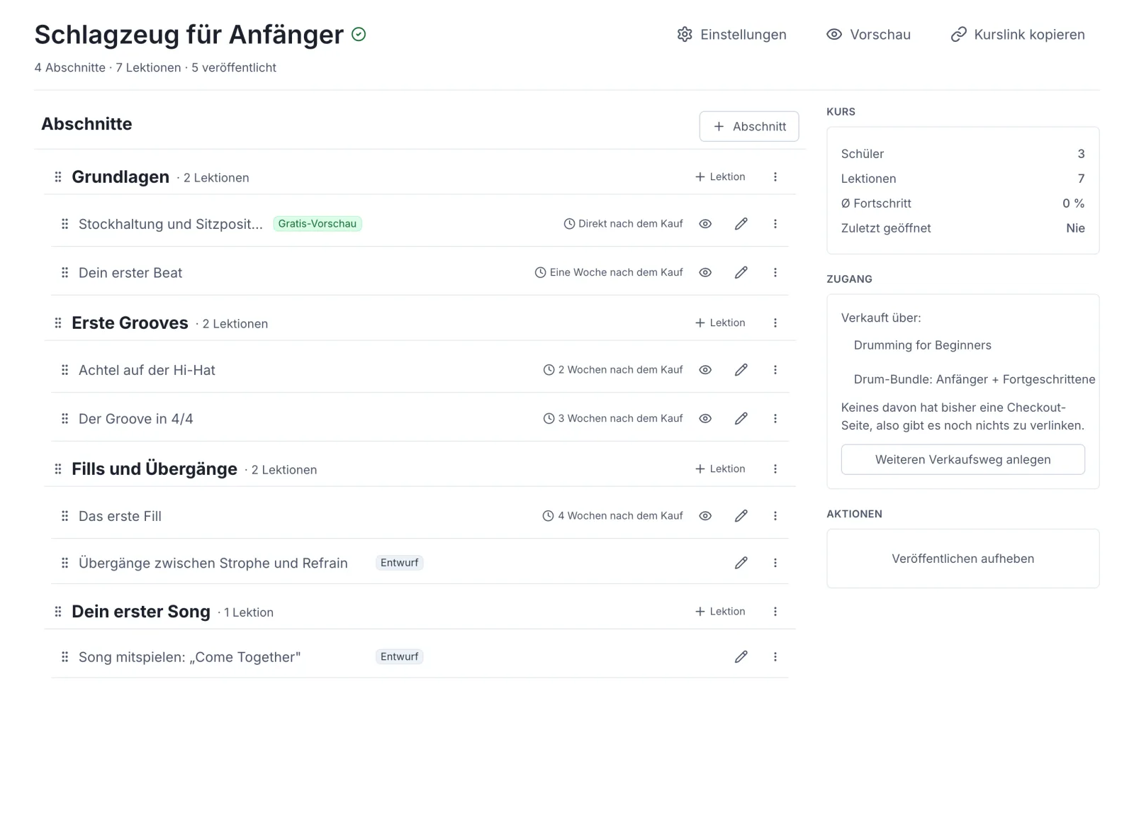 Der Kurseditor für „Trommeln für Anfänger“. Oben die Aktionen Einstellungen, Vorschau und Kurslink kopieren, darunter die Zeile „1 Abschnitt · 4 Lektionen · 4 veröffentlicht“. Links der Abschnitt „Grundlagen“ mit vier Lektionen (Dein erster Beat, Einfache Fills, Timing & Tempo, Zur Musik spielen), je mit Anfasser zum Verschieben und Symbolen für Vorschau, Bearbeiten und weitere Aktionen. Rechts eine Leiste mit den Feldern Schüler 3, Lektionen 4, Ø Fortschritt 17 %, Zuletzt geöffnet Nie, darunter der Kasten „Zugang“ mit den Produkten, die den Kurs verkaufen, und der Kasten „Aktionen“ mit „Veröffentlichen aufheben“.