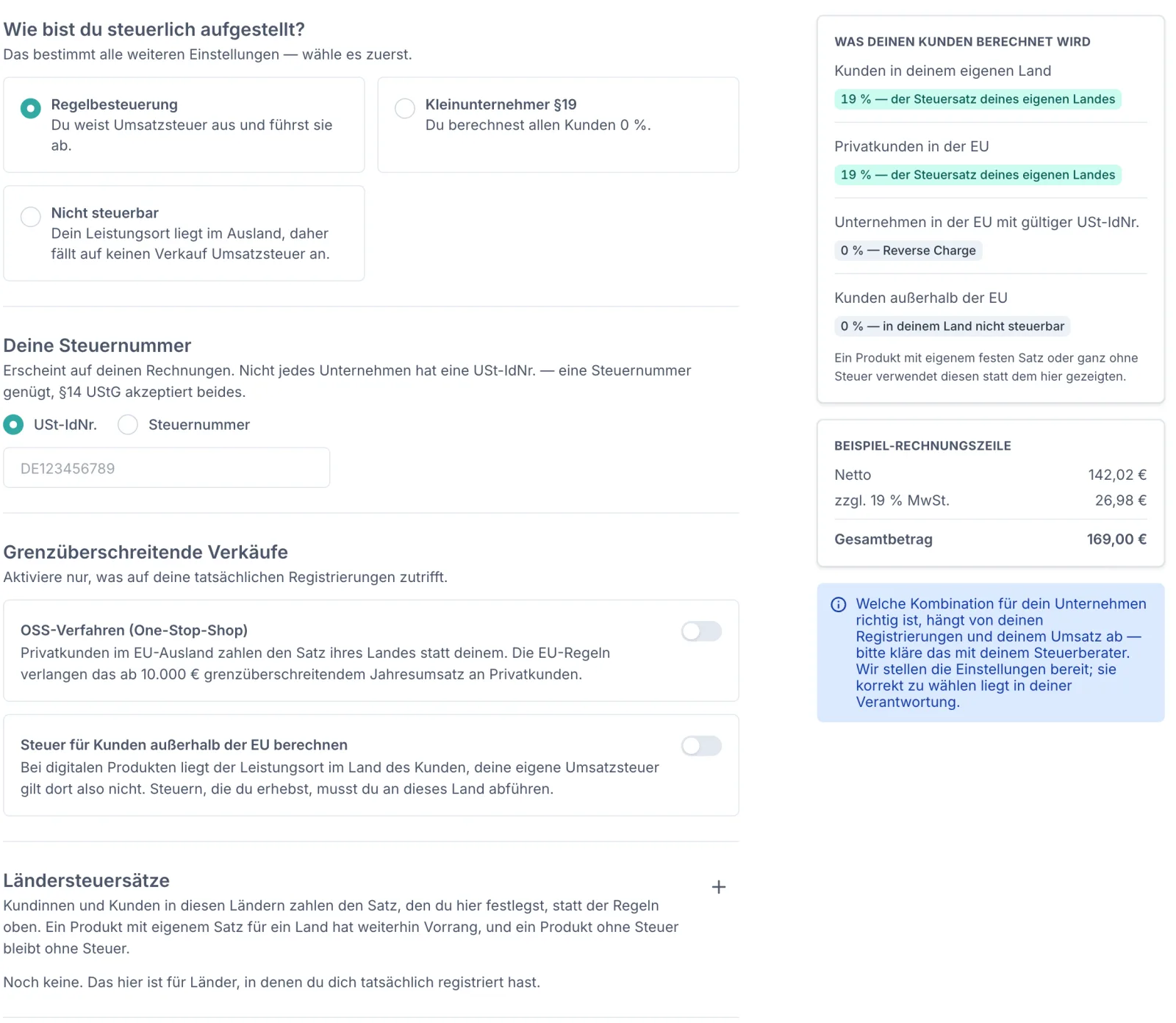Der Tab „MwSt." in den Shop-Einstellungen, zweispaltig. Links die Abschnitte „Wie bist du steuerlich aufgestellt?" mit den drei Auswahlkarten „Regelbesteuerung — Du weist Umsatzsteuer aus und führst sie ab.", „Kleinunternehmer §19 — Du berechnest allen Kunden 0 %." und „Nicht steuerbar — Dein Leistungsort liegt im Ausland, daher fällt auf keinen Verkauf Umsatzsteuer an.", darunter „Deine Steuernummer" mit der Auswahl USt-IdNr. oder Steuernummer und dem noch leeren Feld, darunter „Grenzüberschreitende Verkäufe" mit den Schaltern „OSS-Verfahren (One-Stop-Shop)" und „Steuer für Kunden außerhalb der EU berechnen", beide aus, und „Ländersteuersätze" mit dem Hinweis, dass noch keine angelegt sind. Rechts die Live-Vorschau „Was deinen Kunden berechnet wird" mit vier Zeilen: Kunden in deinem eigenen Land 19 %, Privatkunden in der EU 19 %, Unternehmen in der EU mit gültiger USt-IdNr. 0 % Reverse Charge, Kunden außerhalb der EU 0 %, sowie eine Beispiel-Rechnungszeile mit Netto 142,02 €, zzgl. 19 % MwSt. 26,98 € und Gesamtbetrag 169,00 €.